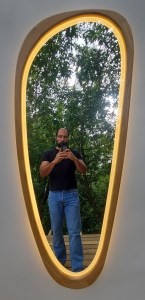 Зеркало неправильной формы премиум класса Италия в раме из массива с двойной подсветкой